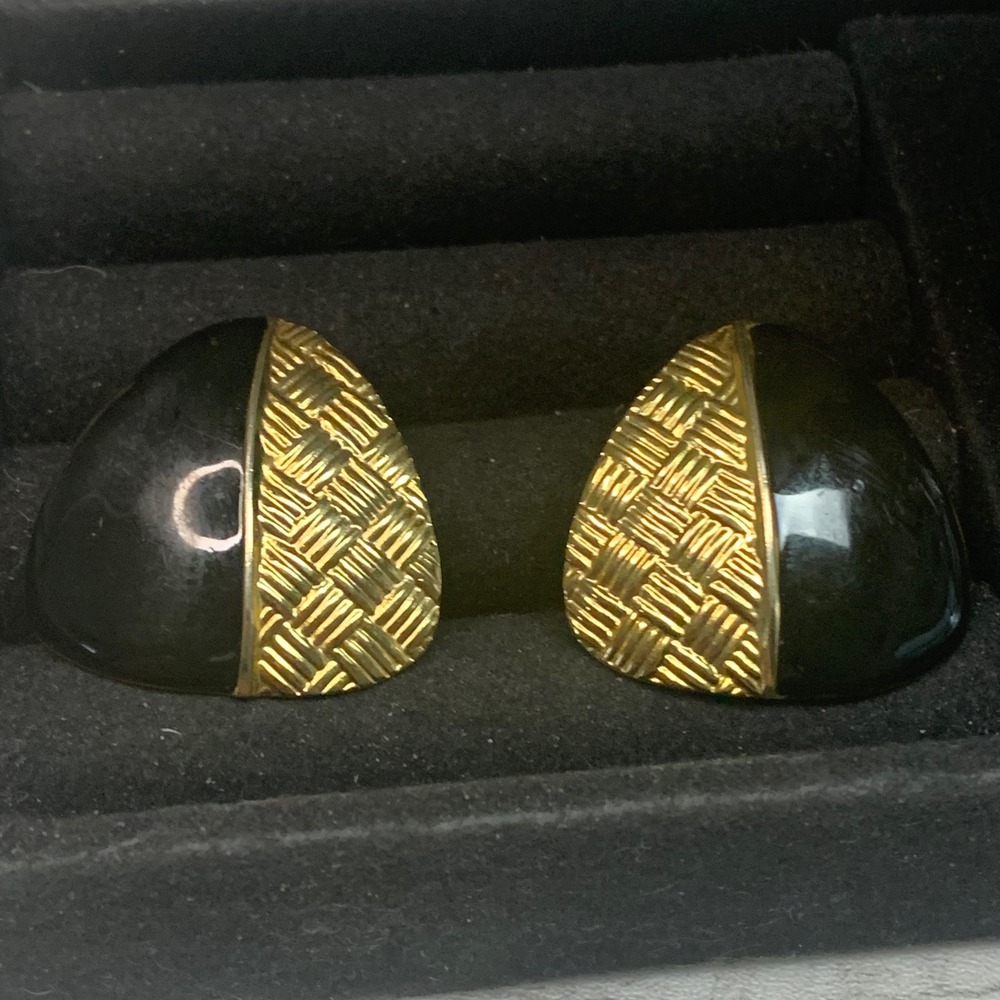 Vintage Two Tone Black Enamel Gold Basketweave Shield Stud Earrings 5559